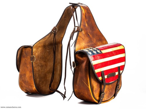 Exclusive rear saddlebags with the flag of 'Old America'